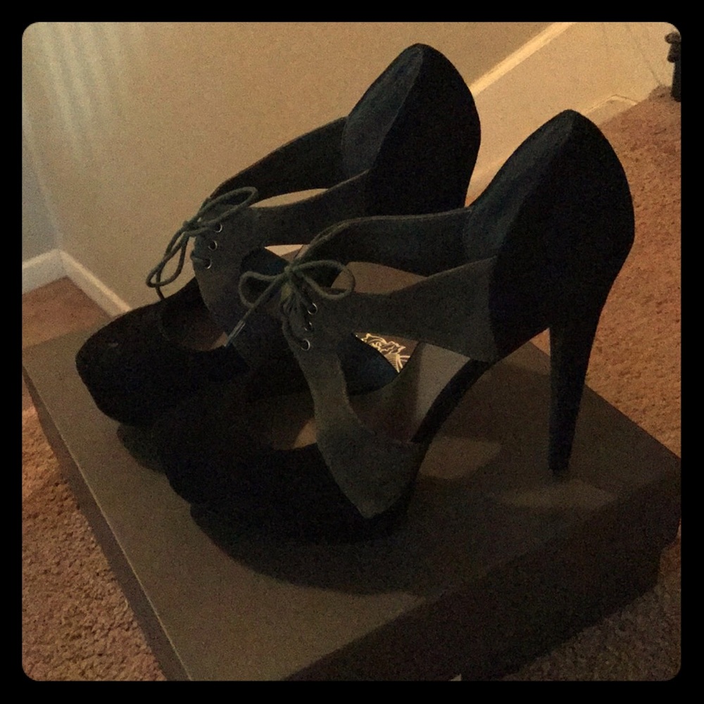 Levity black/ gray suede pump